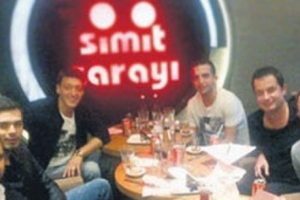 Mesut &Ouml;zil simit yedi!