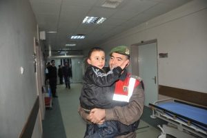 Ormanda kaybolan &ccedil;ocuğu jandarma buldu