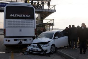 Otomobil park halindeki otob&uuml;se &ccedil;arptı