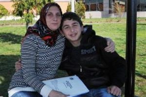 Annesi olmadan okula gidemiyor