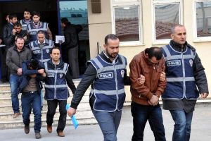 Gen&ccedil; kızı tehditle fuhuşa zorladılar