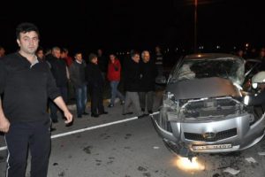 Otomobil kamyonetle &ccedil;arpıştı:1 &ouml;l&uuml;