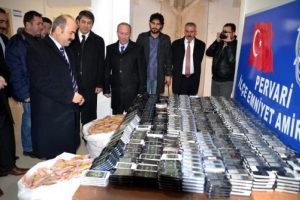 Pervari'de ka&ccedil;ak cep telefonu ve puro ele ge&ccedil;irildi