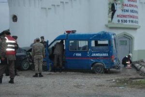 Jandarma minib&uuml;s&uuml; kaza yaptı: 3 asker yaralandı