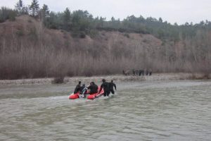Y&uuml;ksek gerilim hattını &ccedil;ekerken u&ccedil;uruma d&uuml;şt&uuml;