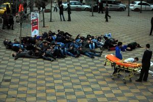 Liseli &ouml;ğrencilerden sokakta tiyatro g&ouml;sterisi