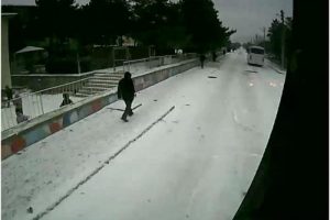 Kaldırımda y&uuml;r&uuml;yen adamı ezdi
