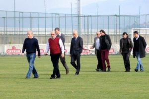 Mustafa Denizli ve ekibi sahaya indi