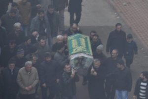 &Uuml;zmez'in taciz ettiği kızın annesi toprağa verildi