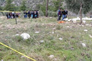 Tarlada &ccedil;alışan komşusunu av t&uuml;feği ile &ouml;d&uuml;rd&uuml;