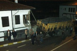 Kamyon tarihi eve &ccedil;arptı