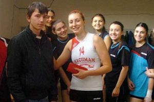 Voleybolcunun c&uuml;zdanını taraftarı buldu