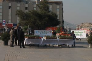 Bursalılar yeni yıla ağa&ccedil; kesmek yerine fidan dikerek girdi
