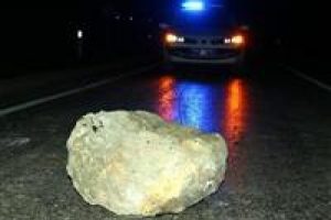 Otomobilin &uuml;zerine kaya d&uuml;şt&uuml;