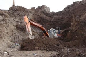 Define ararken toprağa saplanan iş makinesini bırakıp ka&ccedil;tılar