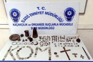 Ş&uuml;pheli ara&ccedil;tan 207 tarihi eser &ccedil;ıktı