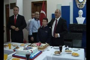 Polis rozetli yeni yıl pastası