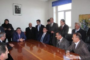 Bakan Şahin Başkale'de esnafla g&ouml;r&uuml;şt&uuml;