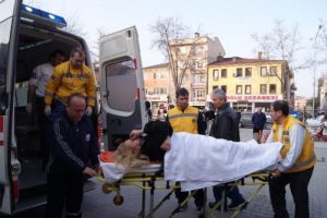 Anneanne ile torununa otomobil &ccedil;arptı