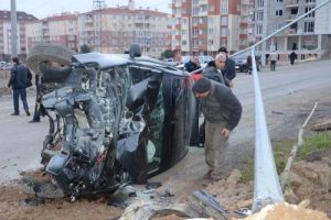 Ehliyetsiz s&uuml;r&uuml;c&uuml; kaza yaptı: 6 yaralı
