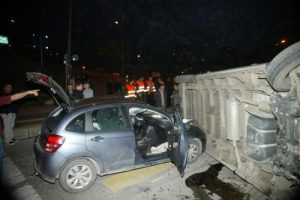 Minib&uuml;s otomobilin &uuml;zerine u&ccedil;tu