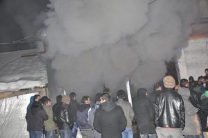 Yangın bilgisayar d&uuml;kkanını k&uuml;le &ccedil;evirdi