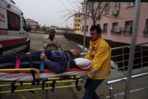 Merdivenlerden d&uuml;şen yaşlı adam hastanelik oldu