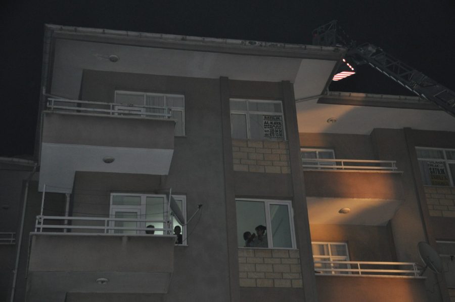 &Ouml;nce evi yaktılar sonra taşkınlık &ccedil;ıkardılar