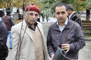 Mekke'nin Fethi'nin Yıld&ouml;n&uuml;m&uuml; nedeniyle fidan dağıttılar