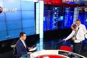 Canlı yayında b&ouml;cek taraması yapıldı