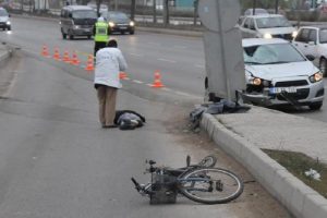 Otomobilin &ccedil;arptığı bisiklet s&uuml;r&uuml;c&uuml;s&uuml; &ouml;ld&uuml;