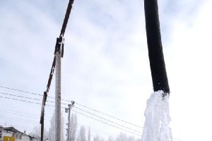 Soğuklar itfaiye su deposunun hortumunu dondurdu