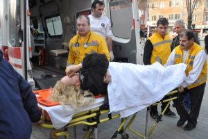 Otomobilin &ccedil;arptığı nine ile torunu yaralandı