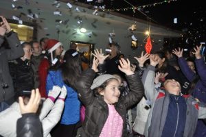 Minikler yeni yılı sokak partisiyle karşıladı