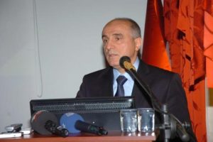 Kış lastiği olmayan Bolu Dağı'ndan ge&ccedil;emez