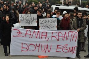 &Ouml;ğrenciler kapıya dayandı Başkan zammı geri &ccedil;ekti