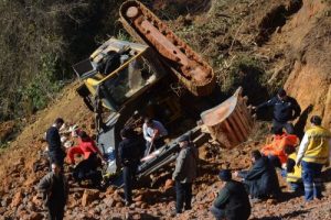 İş makinesi devrildi: 1 &ouml;l&uuml;, 1 yaralı