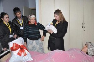 &Ouml;ğrenciler yeni yıl bebeklerini giydirdiler
