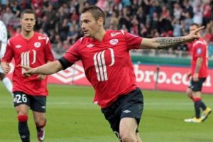 Mathieu Debuchy Newcastle United'a imzayı atıyor