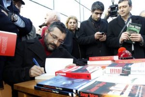 Soner Yal&ccedil;ın'dan &ouml;nce polise sonra okura imza
