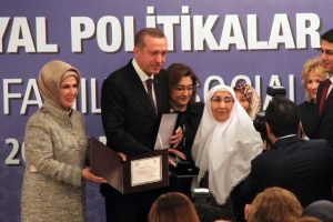 Erdoğan'dan, 49 torun sahibi Fatma nineye &ouml;d&uuml;l