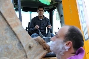 Kep&ccedil;e ile arkadaşını tıraş etti