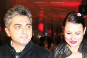 Deniz Seki nişanlısıyla ilk kez g&ouml;r&uuml;nt&uuml;lendi