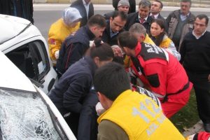 Kaldırıma &ccedil;ıkan otomobil ağaca &ccedil;arparak durabildi