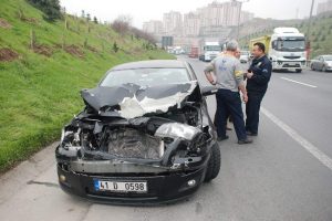 Otomobil kamyona &ccedil;arptı