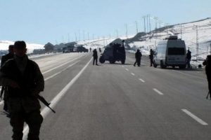 Askeri konvoyun g&uuml;zergahındaki kutu polisi alrma ge&ccedil;irdi