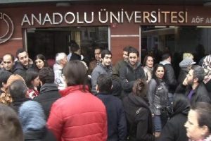 A&ccedil;ık&ouml;ğretim &ouml;ğrencilerinin kuyruk &ccedil;ilesi