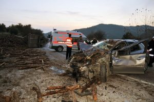 Odun y&uuml;kl&uuml; kamyon otomobile &ccedil;arptı: 3 yaralı