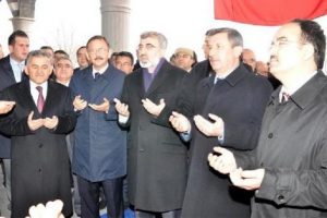 Bakan Yıldız Kayseri'de cami a&ccedil;tı