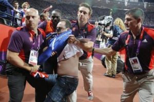 Bolt'a şişe fırlatan seyirci biletsizmiş